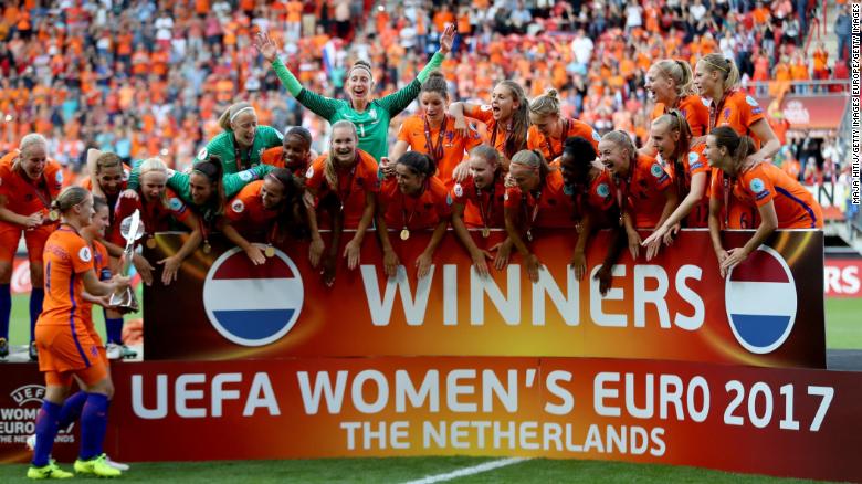 Women’s Euro 2022: Record-breaking crowds, the favorites and which players to watch