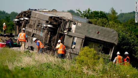 Um trem indo para Chicago a cerca de 160 quilômetros a nordeste de Kansas City, Missouri, colidiu com um caminhão basculante.