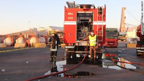 Los equipos de respuesta de emergencia responden a la fuga de gas tóxico en el puerto de Aqaba en Jordania el lunes.