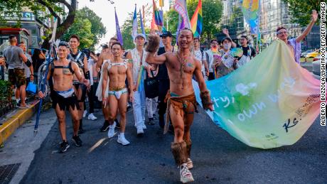 İnsanlar, şehrin 2020'deki yıllık Onur Festivali sırasında Taipei sokaklarına dökülüyor. Adanın Asya'da ilerici bir ünü var, 2019'da eşcinsel evliliğin yasallaştırılmasıyla güçleniyor.