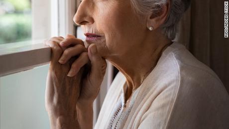 La découverte de gènes pourrait expliquer pourquoi plus de femmes développent la maladie d'Alzheimer