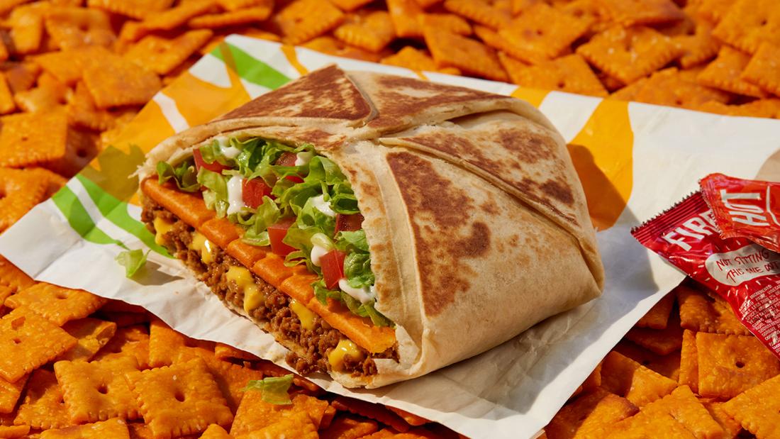 La nouvelle nourriture de Taco Bell utilise un Cheez-It surdimensionné