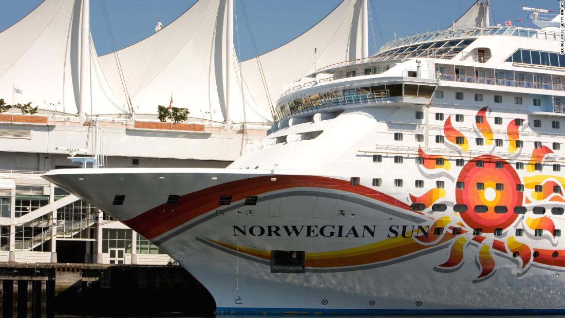 Cruiseschip Norwegian Sun raakt stuk ijsberg