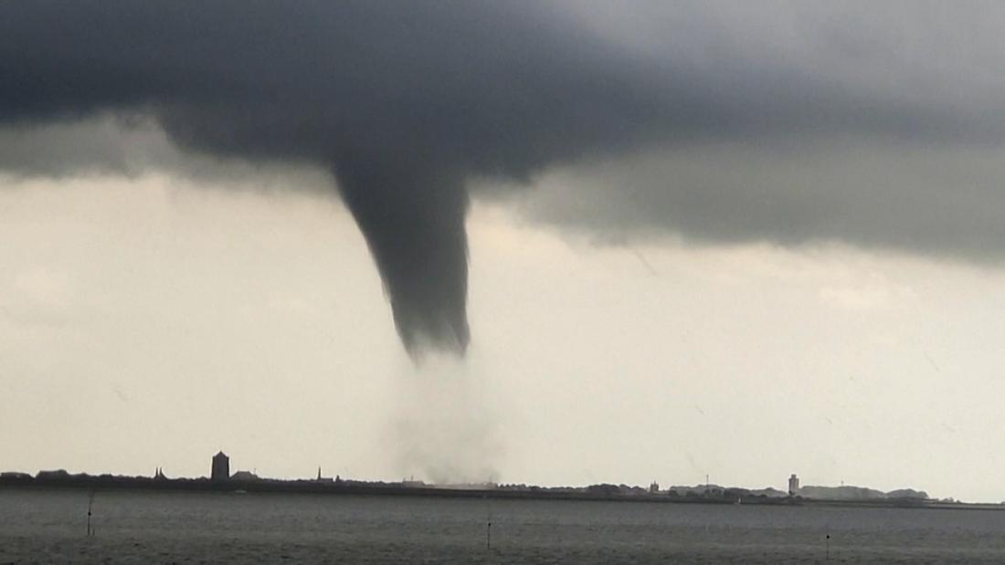 Impactante video de un extraño tornado en Países Bajos. Hay al menos un ...