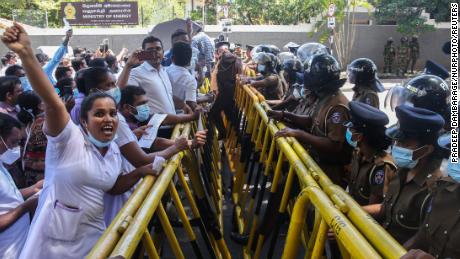 Con Sri Lanka quedándose sin combustible, médicos y banqueros protestaron 