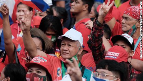 يتجمع أفراد من الجمهور لمشاهدة مراسم أداء اليمين للرئيس المنتخب فرديناند "بونغ بونغ"  ماركوس جونيور في المبنى التشريعي القديم في مانيلا بالفلبين في 30 يونيو.