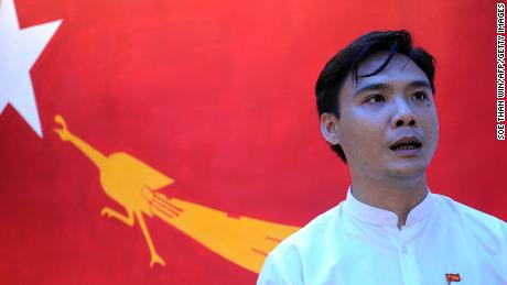 مرشح الرابطة الوطنية للديمقراطية آنذاك زيار تاو في يانغون في 7 أبريل 2012.