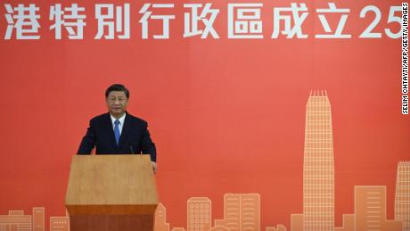 Xi Jinping, Hong Kong'u dize getirdi.  Şimdi dönüştürülmüş bir şehre geri döndü