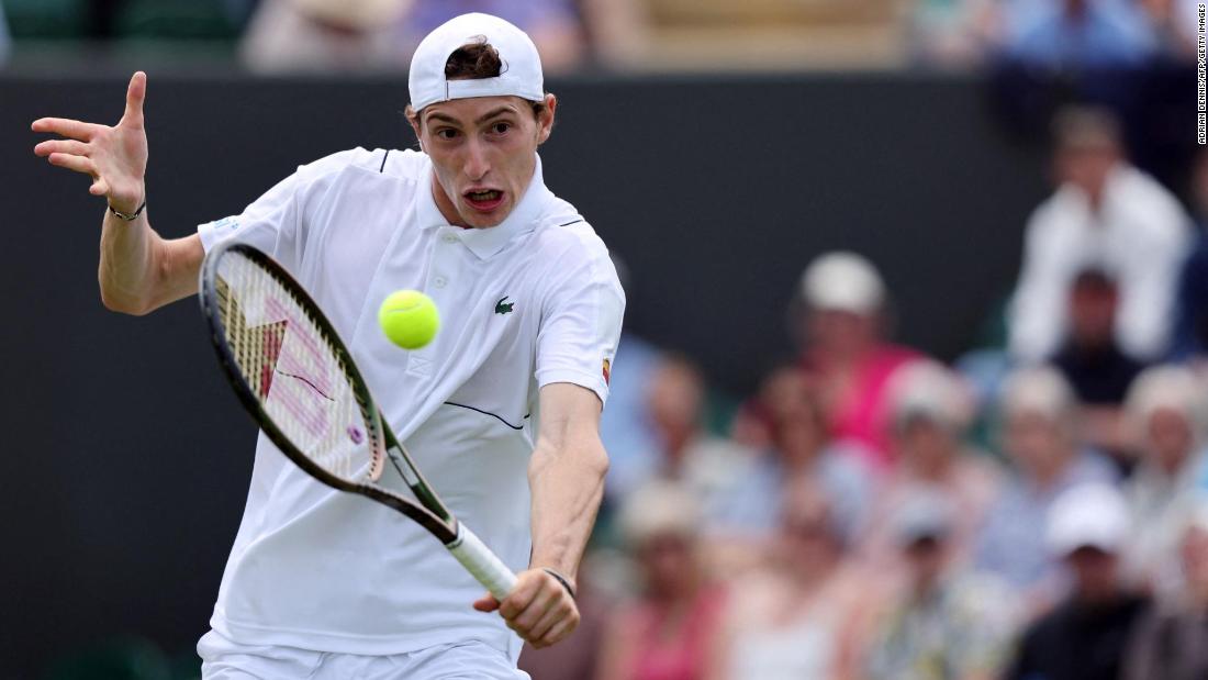 Tennis player arrives on court without his rackets