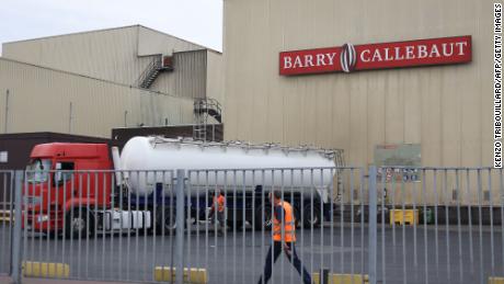 30 Haziran 2022'de Brüksel yakınlarındaki Wieze'deki Barry Callebaut üretim tesisinde çalışanlar yürüyor. Dünyanın en büyük kakao ve çikolata şirketi olan İsviçreli grup Barry Callebaut, 30 Haziran 2022'de çikolata üretimini şu anda durdurduğunu söyledi. 26 Haziran'da bir partide salmonella bulunduktan sonra dünyanın en büyük fabrikası olarak faturalandırılan Wieze (Belçika) fabrikası.