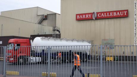 Funcionários caminham no local de produção da Barry Callebaut em Wieze, perto de Bruxelas, em 30 de junho de 2022. O grupo suíço Barry Callebaut, maior empresa de cacau e chocolate do mundo, disse em 30 de junho de 2022 que havia interrompido a produção de chocolate no Wieze (Bélgica), que descreveu Como o maior fabricante do mundo, a salmonela foi encontrada em um lote em 26 de junho.