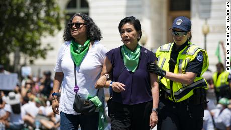 La police du Capitole des États-Unis détient la représentante Judy Chu, démocrate de Californie, pour avoir bloqué une intersection avec des manifestants du droit à l'avortement près de la Cour suprême des États-Unis à Washington le 30 juin 2022.