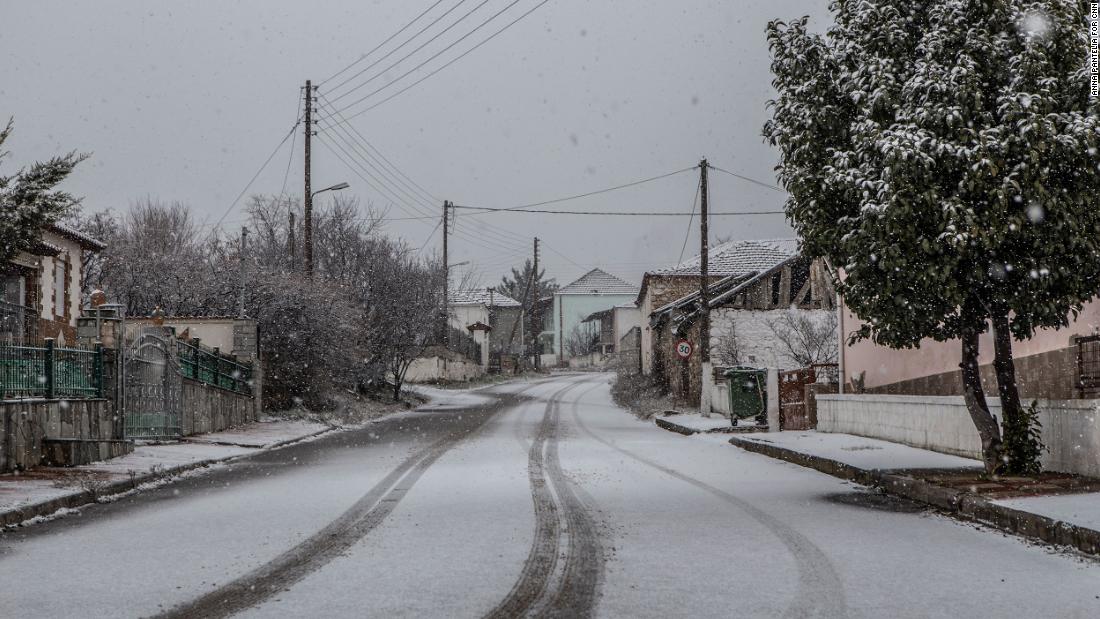 มุมมองทั่วไปของหมู่บ้าน Akrini ที่ปกคลุมด้วยหิมะในฤดูหนาว