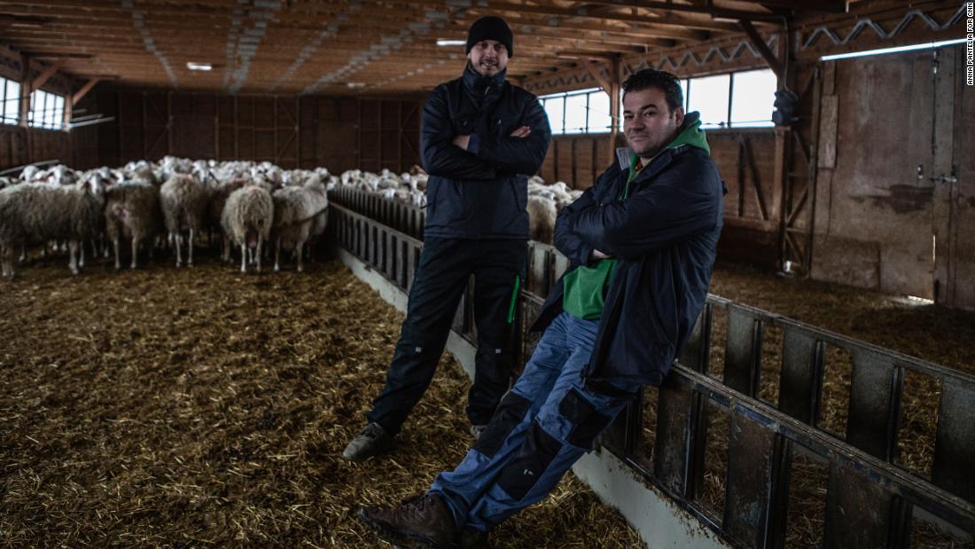 Nikos Koltsidas และ Stathis Paschalidis ผู้ก่อตั้ง "Proud Farm Group of Farmers"  ความคิดริเริ่ม.