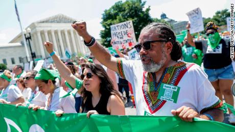 نشطاء حقوق الإجهاض خارج المحكمة العليا الأمريكية في 30 يونيو 2022