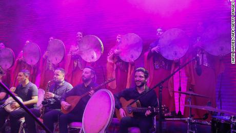 Musisi Kurdi Irak tampil di konser bersama grup musik Sarmast Iran di benteng Erbil di Erbil, ibu kota wilayah otonomi Kurdi di Irak utara, pada 30 Juni. 