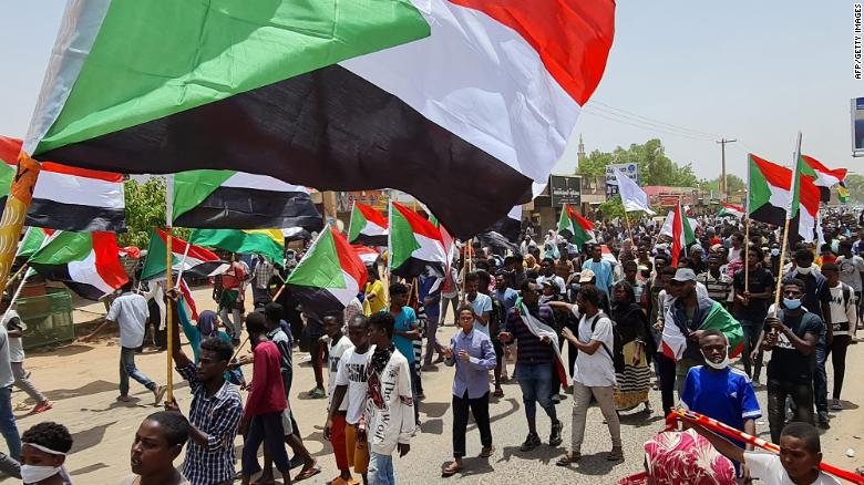 Pengunjuk rasa anti-kudeta Sudan ambil bagian dalam demonstrasi menentang kekuasaan militer di kota kembar Khartoum Bahri (Utara) di ibu kota Sudan pada 30 Juni 2022.