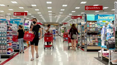 Target имеет десятки собственных брендов, таких как Cat &  Джек, универсальная резьба и выше &  вверх.
