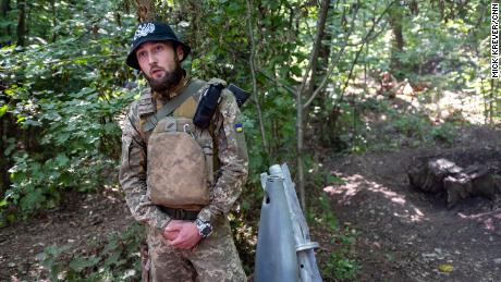 Maxym ist Teil der ukrainischen Territorialverteidigung.  Während er auf die russischen Truppen wartet, denke er oft an seine schwangere Frau und seinen ungeborenen Sohn.