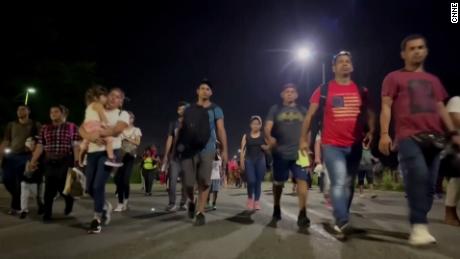 Una nueva caravana de migrantes se dirige a la frontera estadounidense