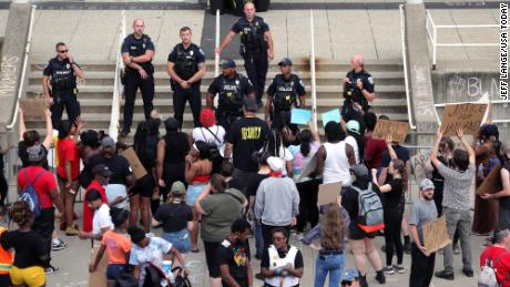 Göstericiler, Cumartesi günü Ohio, Akron'da Jayland Walker'ın polis tarafından vurularak öldürülmesini protesto etti.