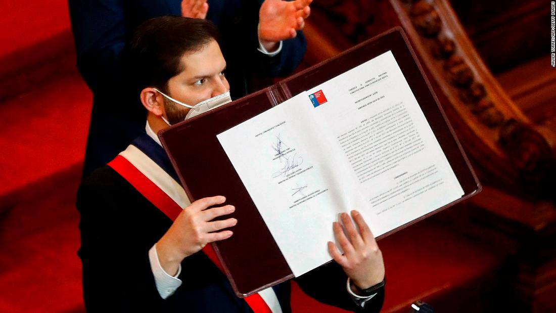 La Asamblea Constituyente de Chile presenta propuesta de nueva constitución al Presidente de Chile