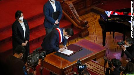 L’Assemblea Costituzionale del Cile presenta una proposta per una nuova costituzione al Presidente del Cile