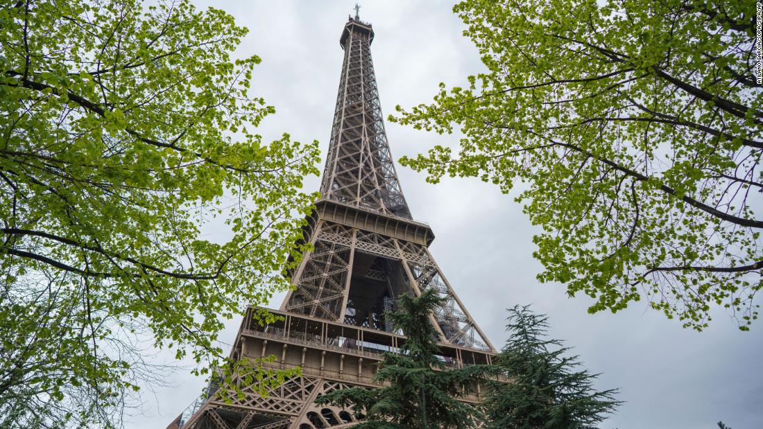 On dit que la Tour Eiffel à Paris a un besoin urgent de réparations