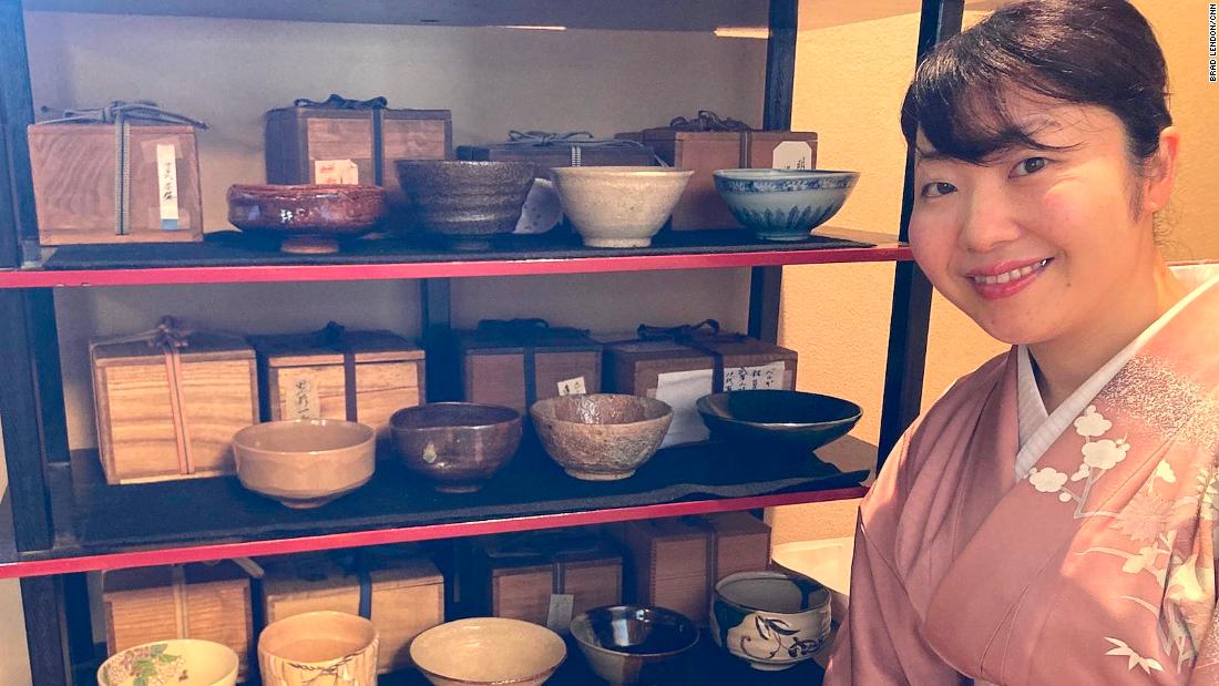 220706093126 01 japan tea house bowls super tease Japanese teahouse lets visitors drink from $25,000 antique bowls