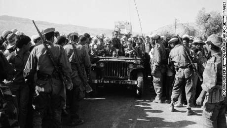 Ulusal Kurtuluş Cephesi'nin silahlı kanadı olan Ulusal Kurtuluş Ordusu'ndan birlikler, Eylül 1962'de Cezayir, Cezayir'deki Medea bölgesinde yürüyor.