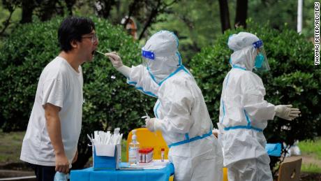 Un travailleur de la santé prélève un échantillon sur écouvillon dans une station de test d'acide nucléique à Pékin le 6 juillet.