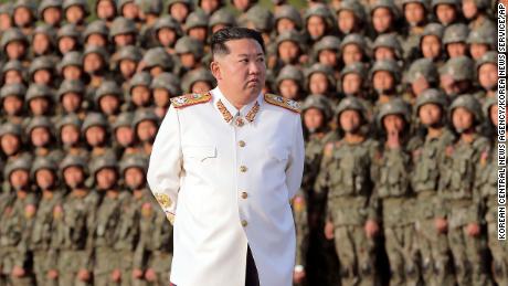 Sur Cette Photo Fournie Par Le Gouvernement Nord-Coréen, Le Dirigeant Nord-Coréen Kim Jong Un Assiste À Une Séance Photo Avec Des Officiers Et Des Soldats, Le 27 Avril 2022.