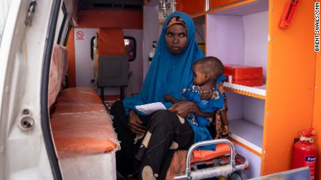 Ijabu Hassan sentada en una ambulancia esperando la ayuda que no pudo conseguir en su casa.