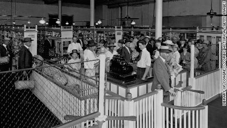 Acheteurs à Piggly Wiggly, le premier supermarché en libre-service, en 1918.