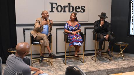 Akintoye Akindele berbicara pada peluncuran bukunya 'A Love Affair with Failure: When Hitting Bottom Menjadi Peluncuran Menuju Sukses,'  ditulis bersama dengan Olakunle Soriyan.