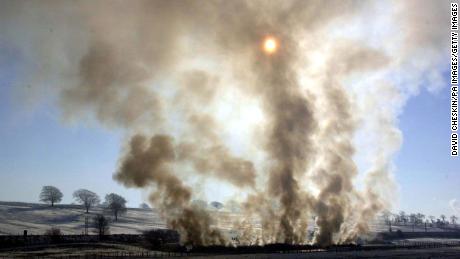 El ganado vacuno y ovino se quema en una pira en una granja en Lockerbie, Escocia, durante el brote de fiebre aftosa de 2001 en el Reino Unido.