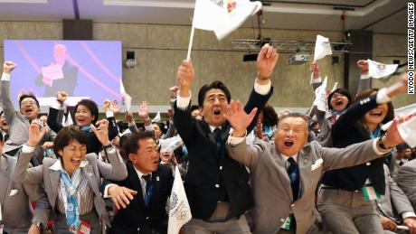 นายกรัฐมนตรีญี่ปุ่น ชินโซ อาเบะ เฉลิมฉลองในบัวโนสไอเรส หลังจากที่โตเกียวได้รับเลือกให้เป็นเมืองเจ้าภาพโอลิมปิกฤดูร้อน 2020 ในเดือนกันยายน 2013