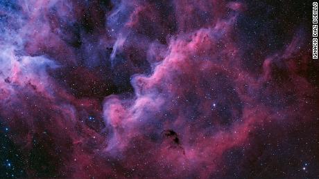 Una nebulosa impresionante ha sido capturada por un astrofotógrafo en el cielo nocturno sobre Argentina.