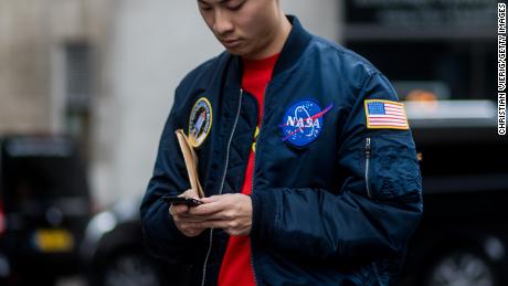Um convidado usa uma jaqueta bomber da NASA durante as coleções masculinas da London Fashion Week em Matthew Miller em 7 de janeiro de 2017 em Londres, Inglaterra.