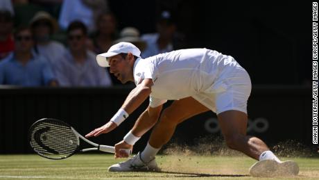 Djokovic scivola per un tiro contro Norrie durante i quarti di finale di Wimbledon. 