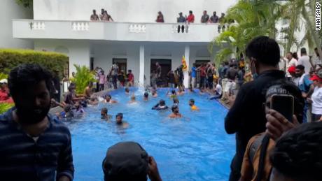 Los manifestantes entran a la piscina de la casa presidencial en Sri Lanka. 
