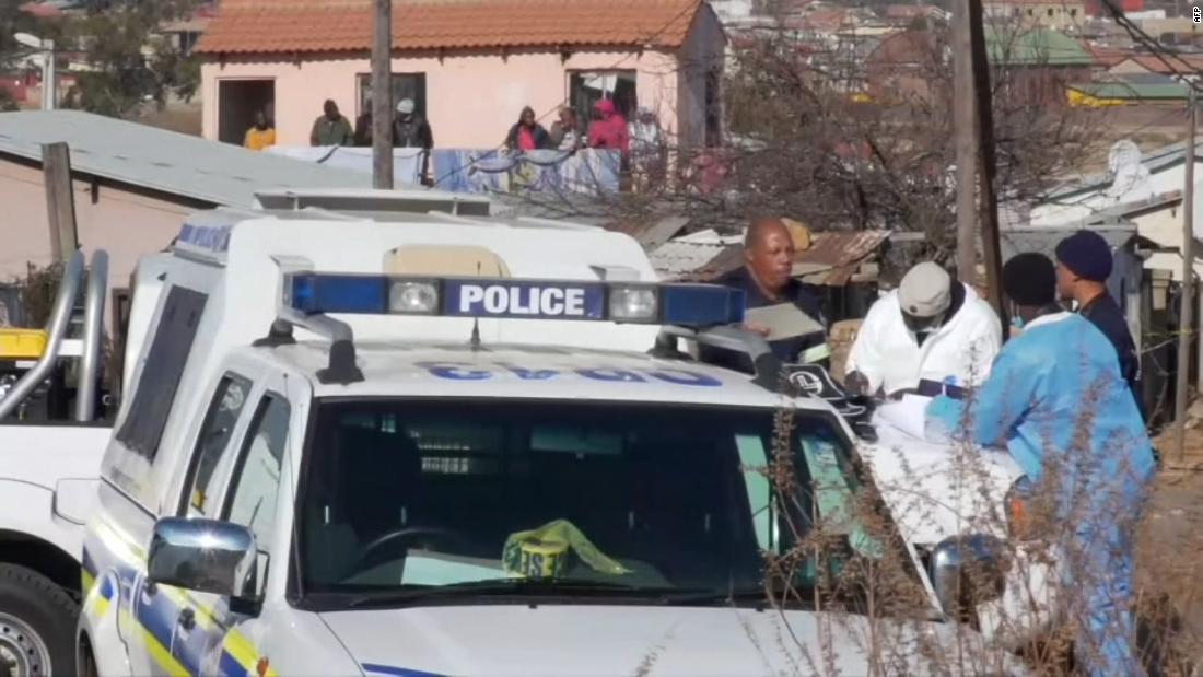 Almeno 14 persone sono rimaste uccise in una sparatoria in un bar di Soweto, in Sud Africa