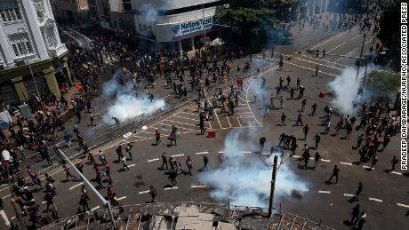 La policía dispara agua y gases lacrimógenos para dispersar a los manifestantes reunidos en una calle que conduce a la residencia oficial del presidente el 9 de julio.