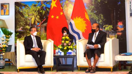 El Ministro de Relaciones Exteriores de China, Wang Yi, se reúne con el Presidente de Kiribati, Taneti Maamau, en Tarawa, Kiribati, el 27 de mayo.