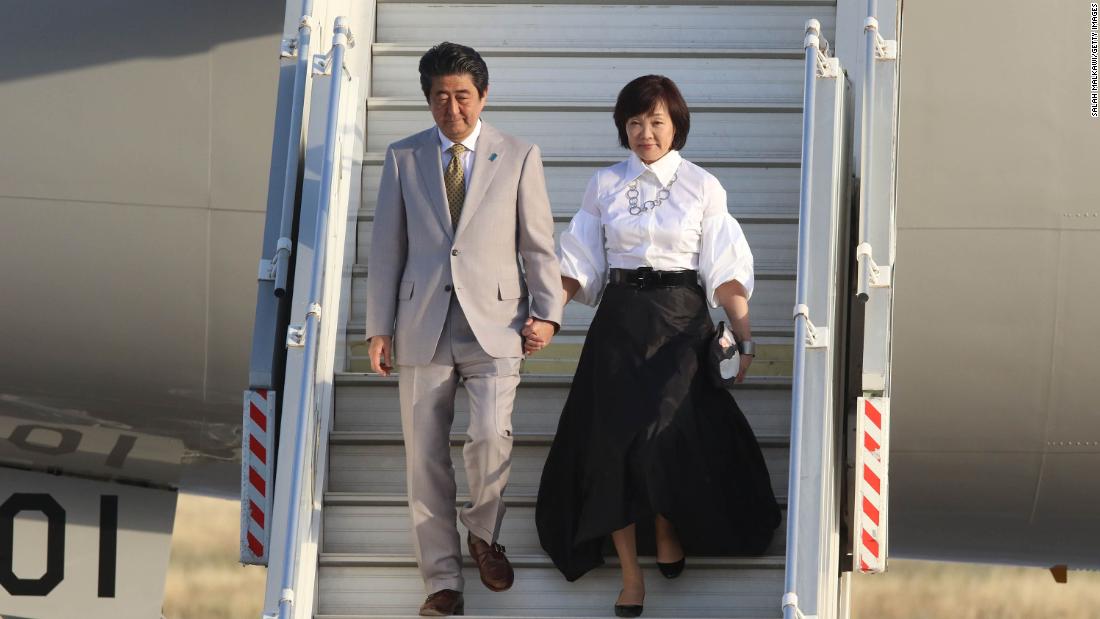 من هو آكي آبي؟  وضعت زوجة رئيس الوزراء السابق شينزو آبي نمطًا جديدًا لأول امرأة يابانية
