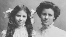 إيزابيل بريجز مايرز ، إلى اليسار ، ووالدتها كاثرين كوك بريجز.