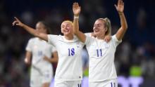 Chloe Kelly ve Lauren Hemp, Norveç'i 8-0 yendikleri maçın ardından kutlama yapıyor.