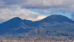 220712100720 mount vesuvius hp video American tourist survives fall into Vesuvius after reaching for phone