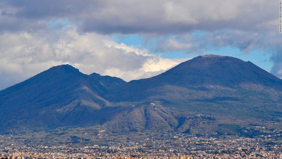 Monte Vesubio: un turista estadounidense escapó de caer al cráter de un volcán después de tocar su teléfono