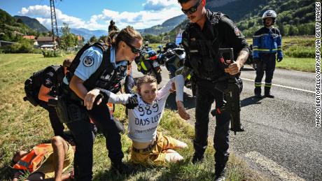 Tour de France: Etappe 10 wegen Demonstranten auf der Strecke unterbrochen